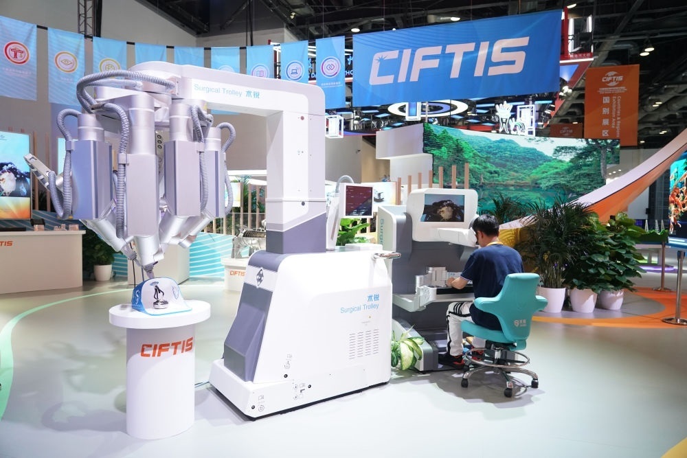 這是9月1日在國家會議中心拍攝的一款單孔腔鏡手術(shù)機(jī)器人。新華社記者 任超 攝