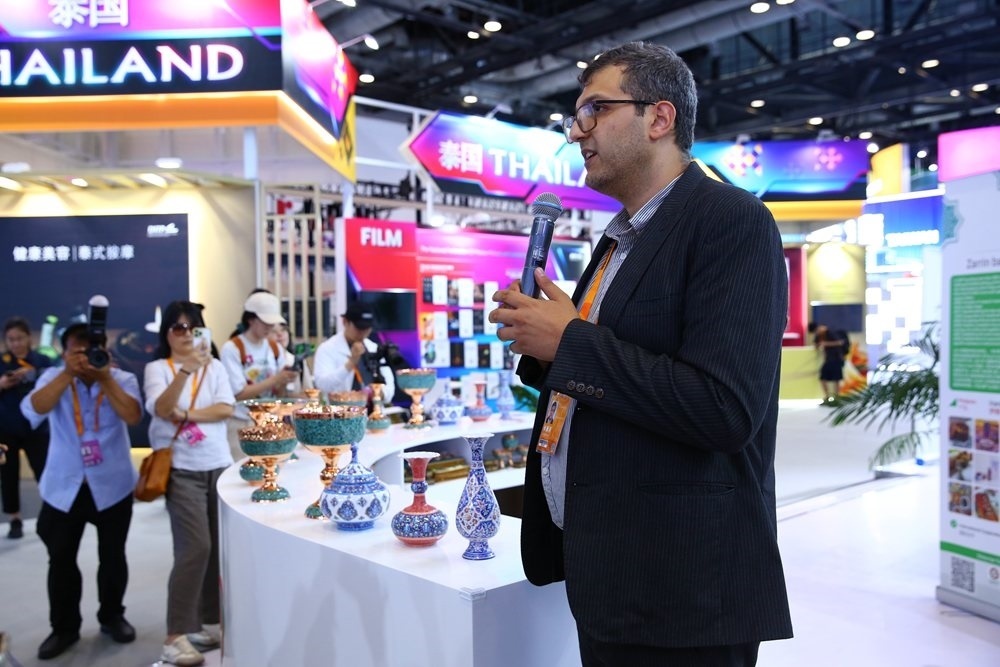 9月1日，參展商在國家會議中心向媒體記者介紹展臺信息。新華社記者 孫瑋彤 攝