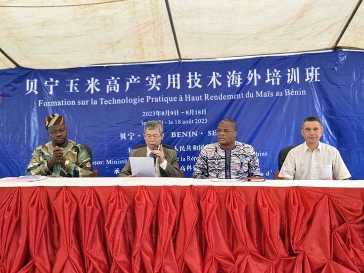 8月9日，2023年貝寧“玉米高產(chǎn)實(shí)用技術(shù)培訓(xùn)班”開班儀式在位于塞梅波吉市的中國援貝寧農(nóng)業(yè)技術(shù)示范中心舉行。
