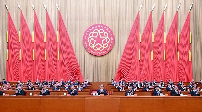 2023年8月31日，第十一次全國歸僑僑眷代表大會在北京人民大會堂開幕。習(xí)近平等黨和國家領(lǐng)導(dǎo)人到會祝賀