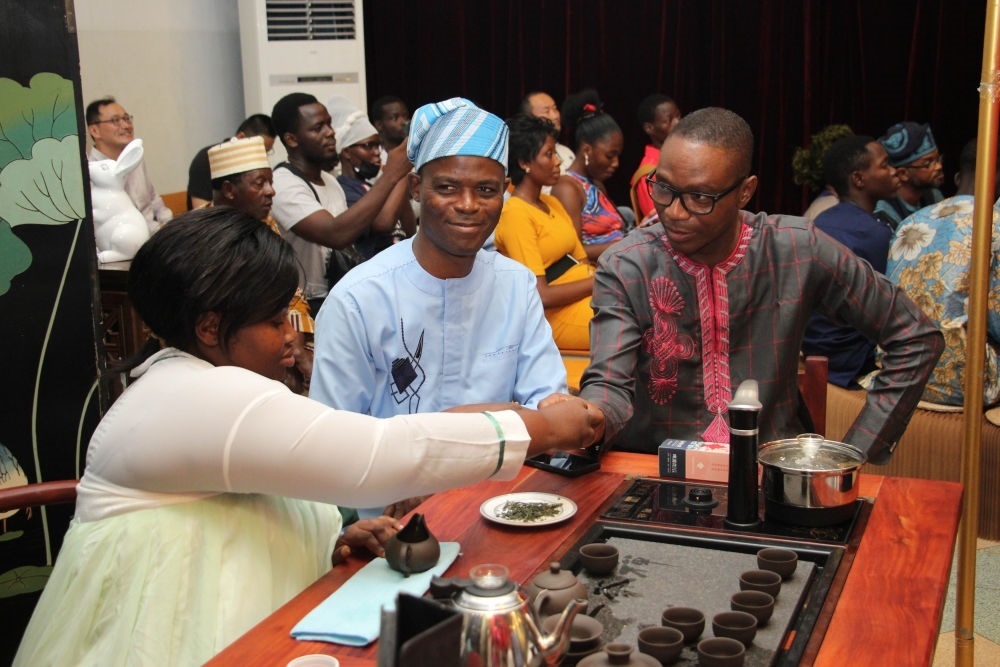 人們在貝寧科托努貝寧中國文化中心“茶和天下·雅集——青島有禮”文化交流活動上品茶。