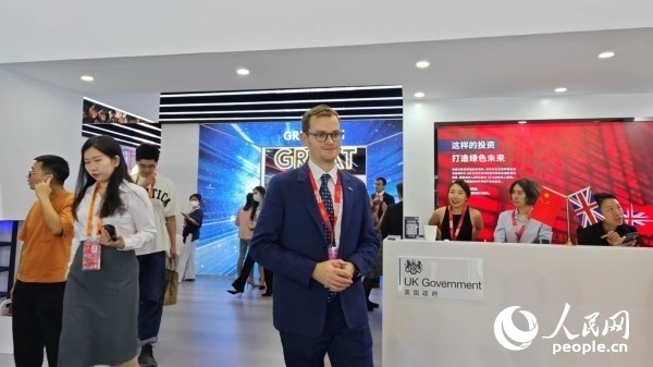 9月2日，英國(guó)館館長(zhǎng)、英國(guó)商業(yè)貿(mào)易部市場(chǎng)推廣主管康鵬接受人民網(wǎng)記者采訪。人民網(wǎng)記者 趙雯博攝