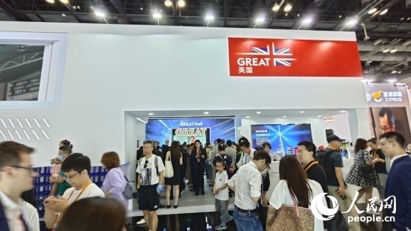 9月3日，英國(guó)館吸引參展觀眾駐足。人民網(wǎng)記者 趙雯博攝