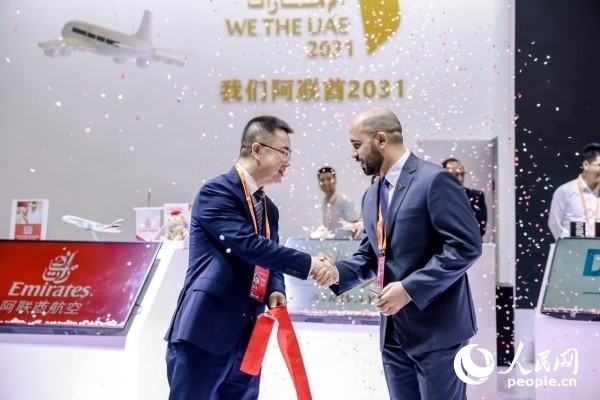 9月3日，阿聯(lián)酋駐華大使館臨時(shí)代辦、副館長(zhǎng)哈利德·沙赫參贊與中國(guó)貿(mào)促會(huì)聯(lián)絡(luò)部二級(jí)巡視員楊曉軍揭幕阿聯(lián)酋國(guó)家館。圖片由阿聯(lián)酋駐華大使館提供