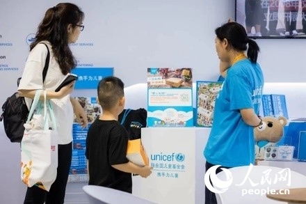 9月2日，觀眾駐足聯(lián)合國(guó)兒童基金會(huì)展館。圖片由聯(lián)合國(guó)兒童基金會(huì)提供