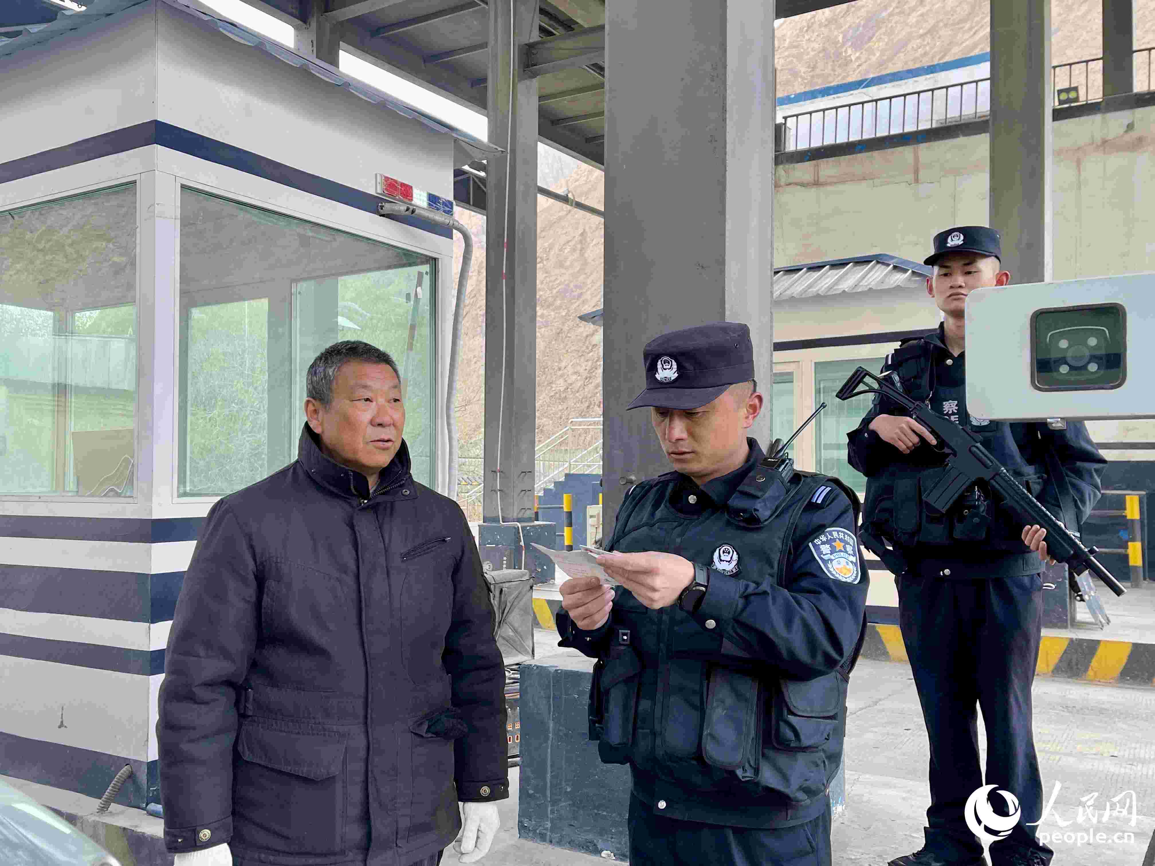 2023年5月10日，在庫(kù)地邊境檢查站，陳暢核對(duì)進(jìn)出邊境管理區(qū)人員信息。人民網(wǎng) 周靜圓攝