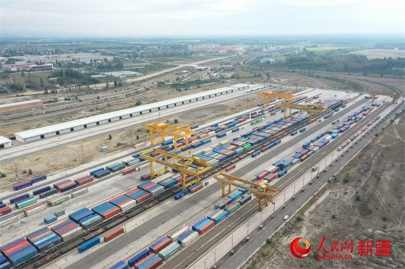 8月8日，在霍爾果斯口岸換裝廠區(qū)，工人正在進(jìn)行吊箱作業(yè)。 人民網(wǎng)記者 張力洋攝