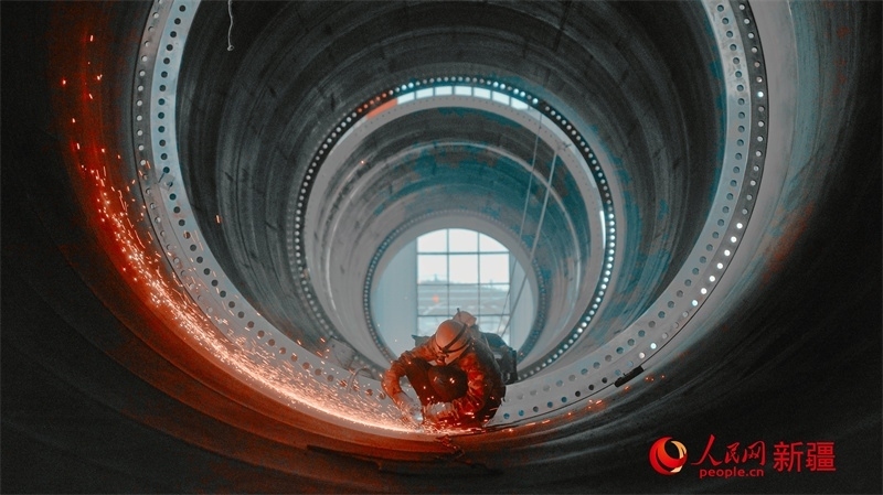 中國水利水電四局（塔城）裝備制造基地，工人們正在開展作業(yè)。 人民網(wǎng) 李欣洋攝