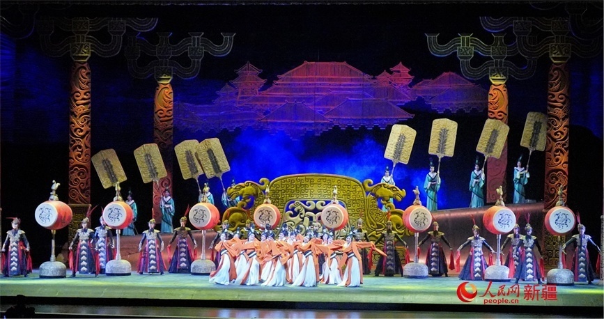 第六屆中國新疆國際民族舞蹈節(jié)開幕式上演出的歷史題材舞劇《張騫》。 人民網(wǎng) 李欣洋攝