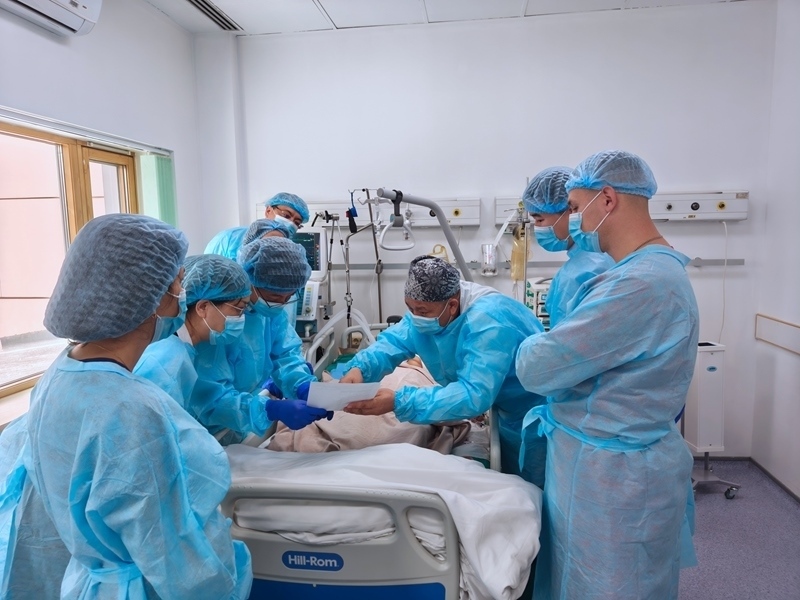 中哈專家團(tuán)隊(duì)完成哈國首例離體肝切和自體肝移植術(shù)。 新疆醫(yī)科大學(xué)第一附屬醫(yī)院供圖