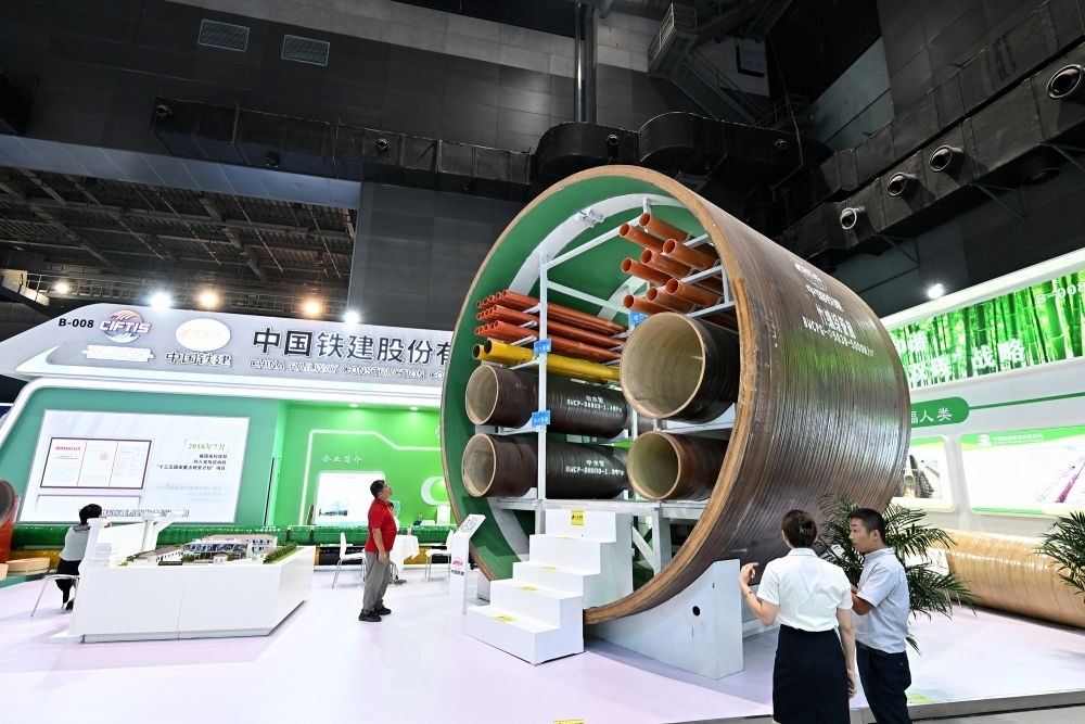 9月2日，在國家體育館舉行的服貿(mào)會環(huán)境服務(wù)專題展上，客商在中國鐵建展位竹纏繞管廊旁了解信息。新華社記者 李鑫 攝