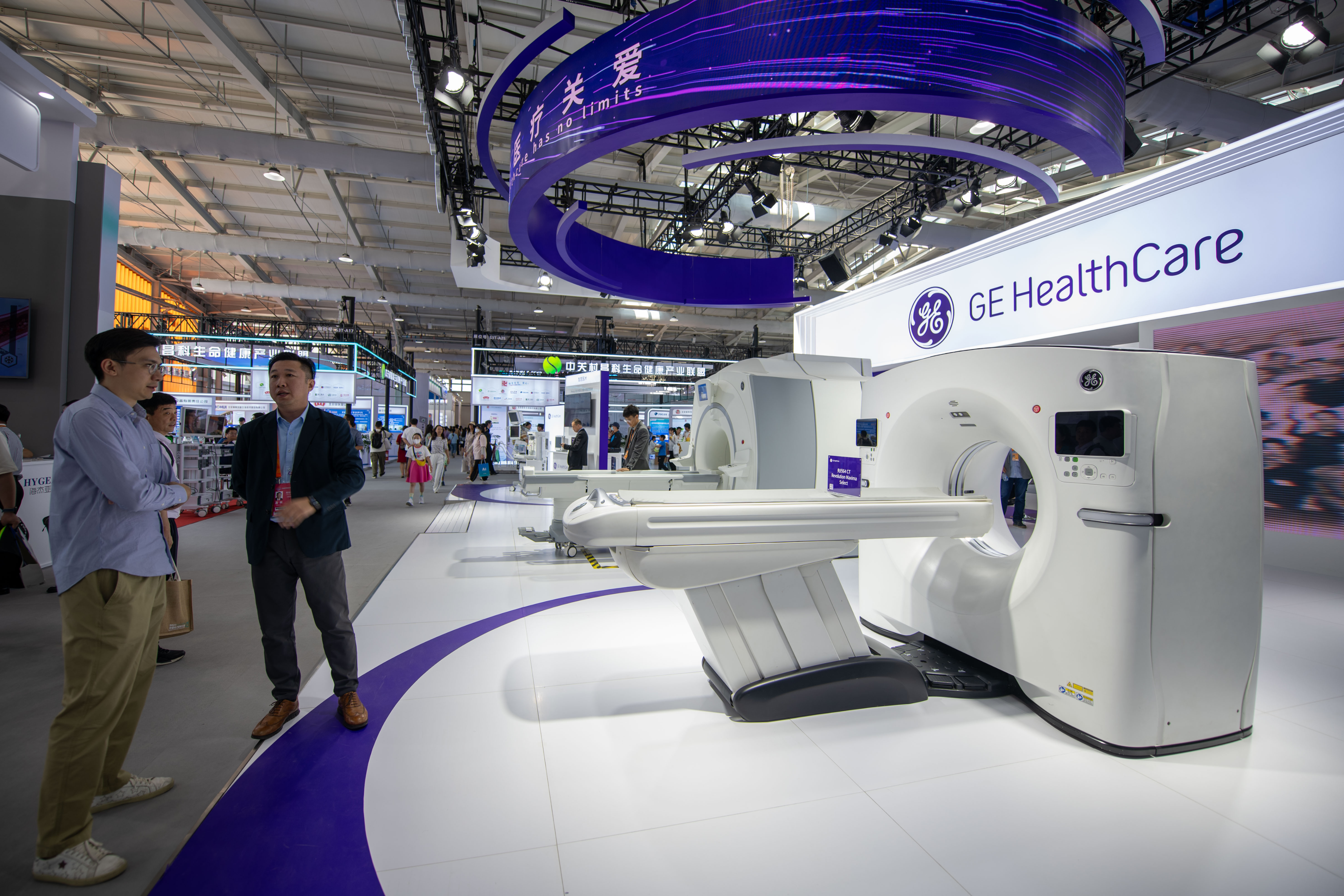 9月3日，在位于首鋼園的健康衛(wèi)生服務(wù)展區(qū)，觀眾正在參觀GE展臺(tái)。人民網(wǎng)記者 翁奇羽攝