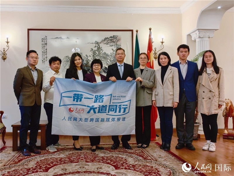 胡長(zhǎng)春大使、駐非盟使團(tuán)工作人員與人民網(wǎng)記者合影。