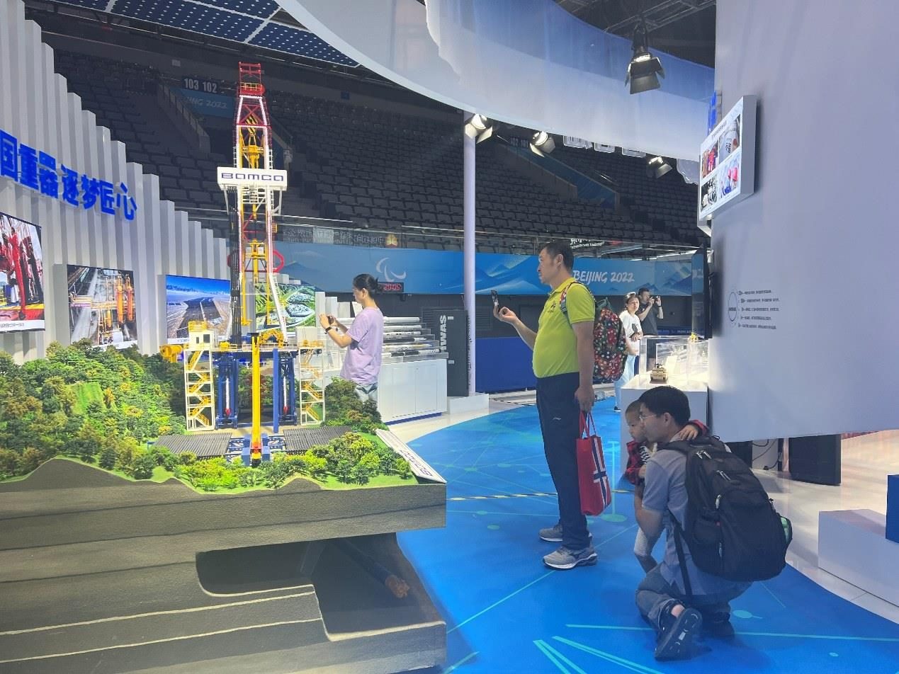 觀展群眾在國家體育館環(huán)境服務展區(qū)。人民網(wǎng) 歐陽易佳攝