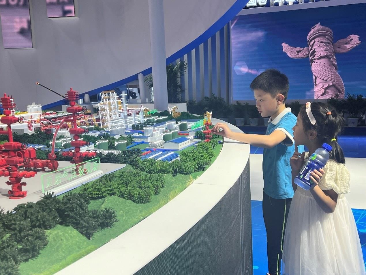 小朋友正在觀看展覽模型。人民網(wǎng) 歐陽易佳攝