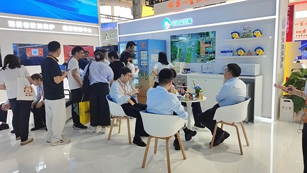 銀行機(jī)構(gòu)“勞動者港灣”的服務(wù)理念，吸引觀展群眾上前咨詢。人民網(wǎng)記者 李彤?dāng)z