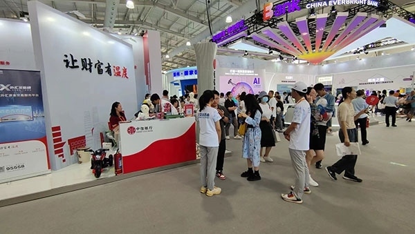 在銀行展臺，“溫度”成為了高頻詞匯。人民網(wǎng)記者 李彤?dāng)z