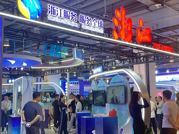 在浙江省交易團(tuán)展區(qū)，數(shù)字支付技術(shù)吸引了觀展群眾的目光。人民網(wǎng)記者 李彤?dāng)z