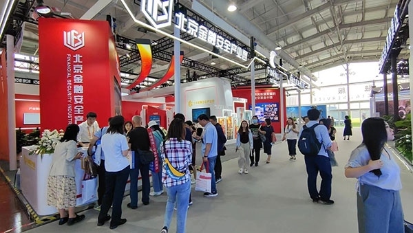 金融安全、投資者教育是金融服務(wù)展區(qū)知識科普的重要展示環(huán)節(jié)。人民網(wǎng)記者 李彤?dāng)z