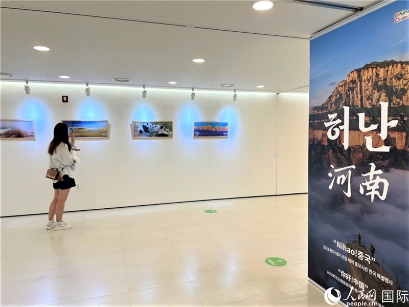 2.民眾參觀“看九曲黃河 聽華夏故事”主題展。人民網(wǎng)記者 馬菲攝