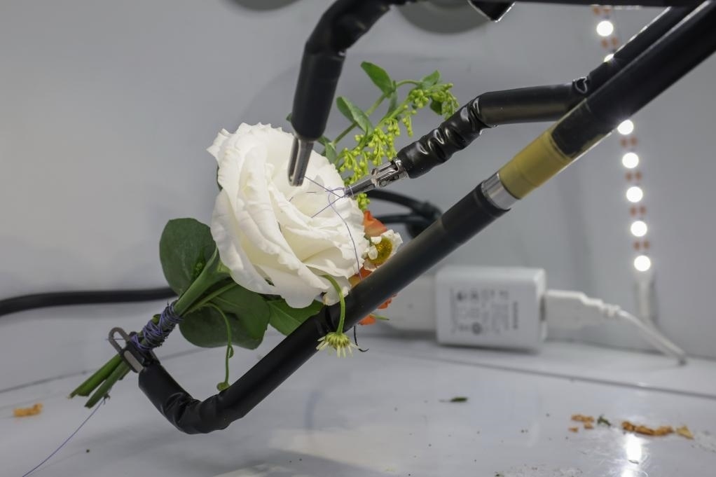 9月4日，在服貿(mào)會(huì)首鋼園區(qū)北京友誼醫(yī)院展臺(tái)，圖邁單臂腔鏡手術(shù)機(jī)器人用手術(shù)線打結(jié)。新華社記者 張玉薇 攝