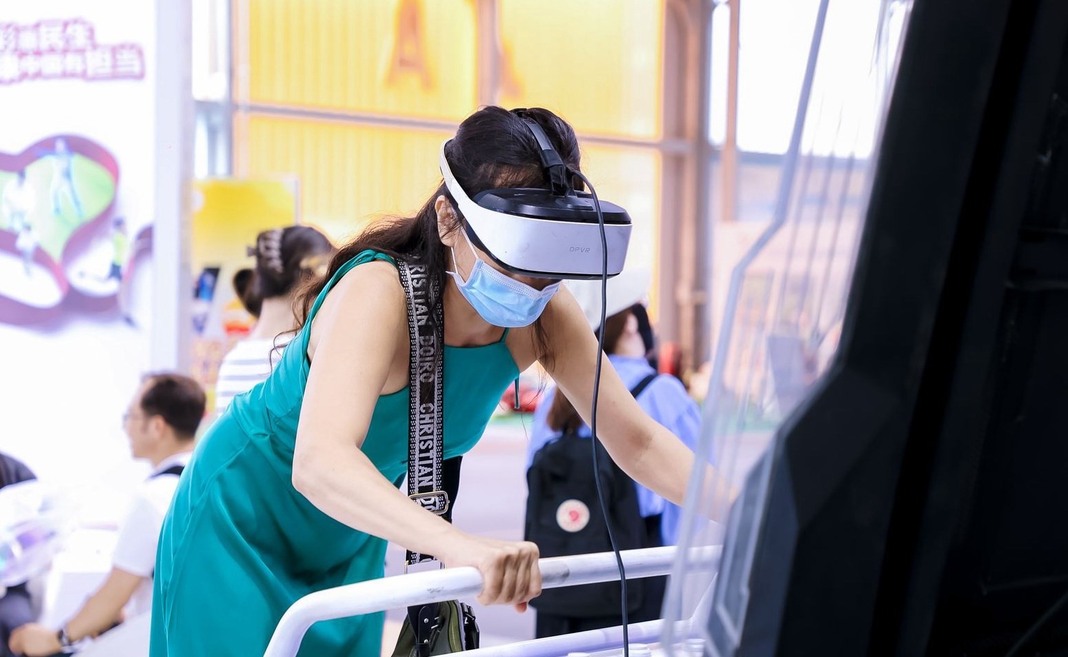 觀眾參與AI體驗。圖片來源：中國國際服務貿(mào)易交易會