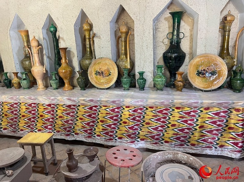 游客制作土陶體驗區(qū)。人民網(wǎng)記者 常雪梅攝