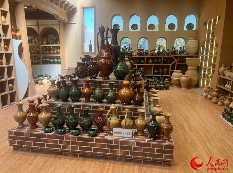 土陶展覽館內(nèi)展示的精美土陶制品。人民網(wǎng)記者 常雪梅攝