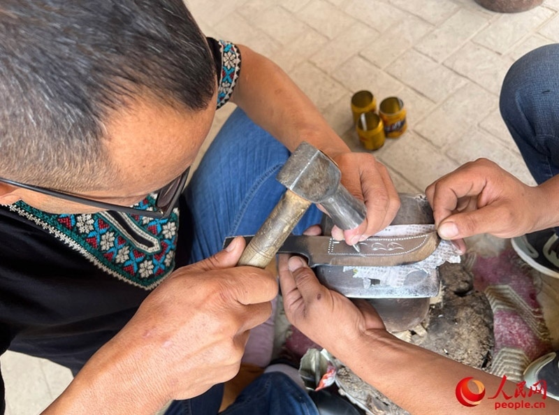 手工制作英吉沙小刀。人民網(wǎng)記者 常雪梅攝