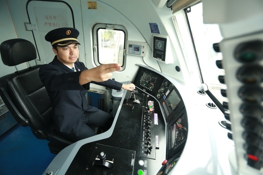 發(fā)車前，仲俊斕確認(rèn)儀表、指示燈狀態(tài)正常。成都機(jī)務(wù)段供圖