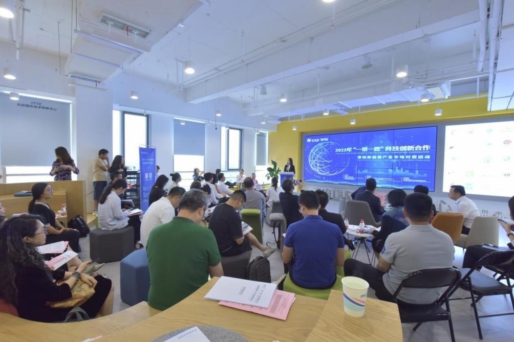 在天府國際技術(shù)轉(zhuǎn)移中心承辦的2023年“一帶一路”科技創(chuàng)新合作——泰國新能源產(chǎn)業(yè)專場對接活動中，中泰企業(yè)機(jī)構(gòu)達(dá)成了合作意向。天府國際技術(shù)轉(zhuǎn)移中心供圖