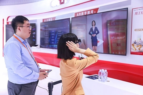 在工商銀行展臺(tái)，數(shù)字員工“工曉伴”與觀展游客互動(dòng)。受訪者供圖