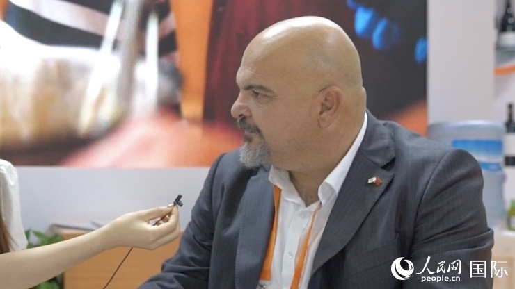 塞浦路斯首席經濟商務參贊歐陽路接受記者采訪。人民網 王禹蘅攝