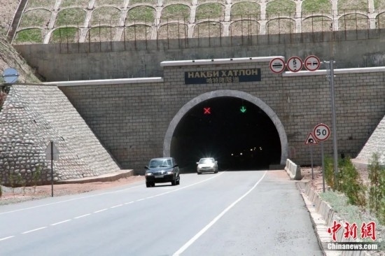 連接塔吉克斯坦南北的重要隧道之一哈特隆隧道由中國路橋承建，是塔國南北公路交通的重要干線道路，對促進塔吉克斯坦南北交流和國民經(jīng)濟發(fā)展具有重要意義。田冰攝
