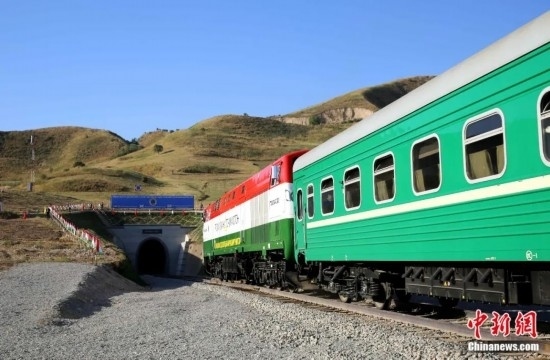 2016年8月24日，塔吉克斯坦“瓦赫達特-亞灣”鐵路通車。這是絲綢之路經(jīng)濟帶框架下首個開工并建成的鐵路項目，具標志性意義。圖為火車進入由中鐵十九局集團有限公司承建的隧道。文龍杰 攝