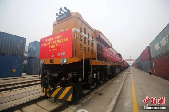 2021年7月5日，中國—上海合作組織地方經(jīng)貿(mào)合作示范區(qū)（簡稱“上合示范區(qū)”）前往塔吉克斯坦首都杜尚別的首班中歐班列（齊魯號）“上合快線”發(fā)出，從上合示范區(qū)青島多式聯(lián)運中心啟程，為中國及日本、韓國等周邊國家和地區(qū)與塔吉克斯坦經(jīng)貿(mào)往來提供了全新的物流解決方案。胡耀杰 攝