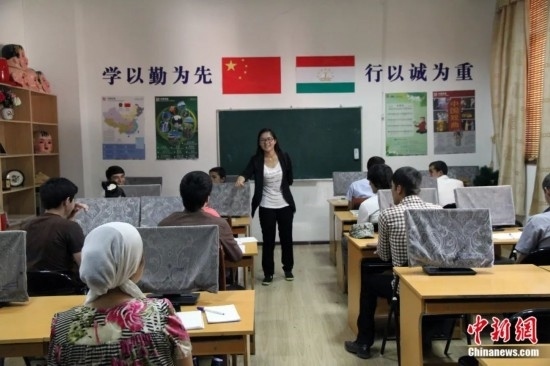 2014年，塔吉克斯坦國立民族大學(xué)的孔子學(xué)院內(nèi)，教師正在為塔吉克斯坦學(xué)生授課。田冰 攝
