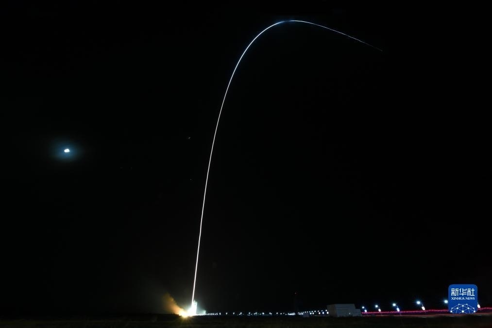 9月7日02時(shí)14分，我國(guó)在酒泉衛(wèi)星發(fā)射中心使用長(zhǎng)征四號(hào)丙運(yùn)載火箭，成功將遙感三十三號(hào)03星發(fā)射升空，衛(wèi)星順利進(jìn)入預(yù)定軌道，發(fā)射任務(wù)獲得圓滿成功。新華社發(fā)（汪江波 攝）