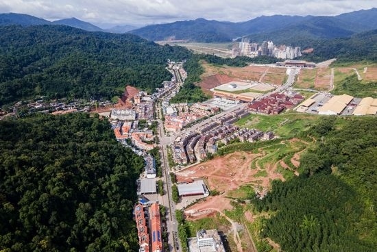 磨憨口岸俯瞰，右前方高層白色建筑群為老撾境內(nèi)。人民網(wǎng)記者 符皓攝