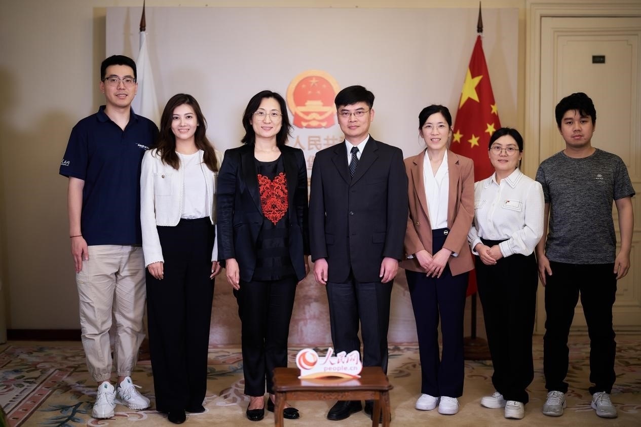 中國(guó)駐圣彼得堡副總領(lǐng)事張曉慶（左四）與人民網(wǎng)記者合影。