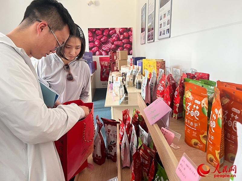 消費者在選購產品。人民網記者 常雪梅攝