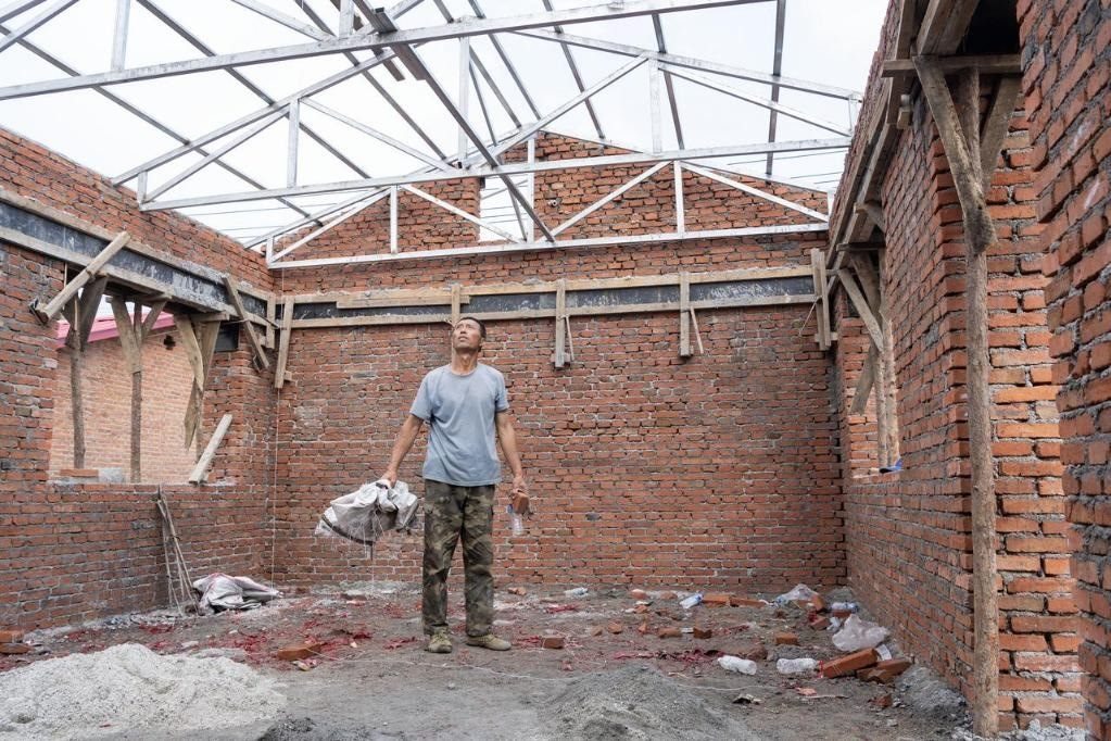 近日，在黑龍江省尚志市老街基鄉(xiāng)基豐村，村民劉環(huán)茂查看新建的房屋。新華社記者 謝劍飛 攝