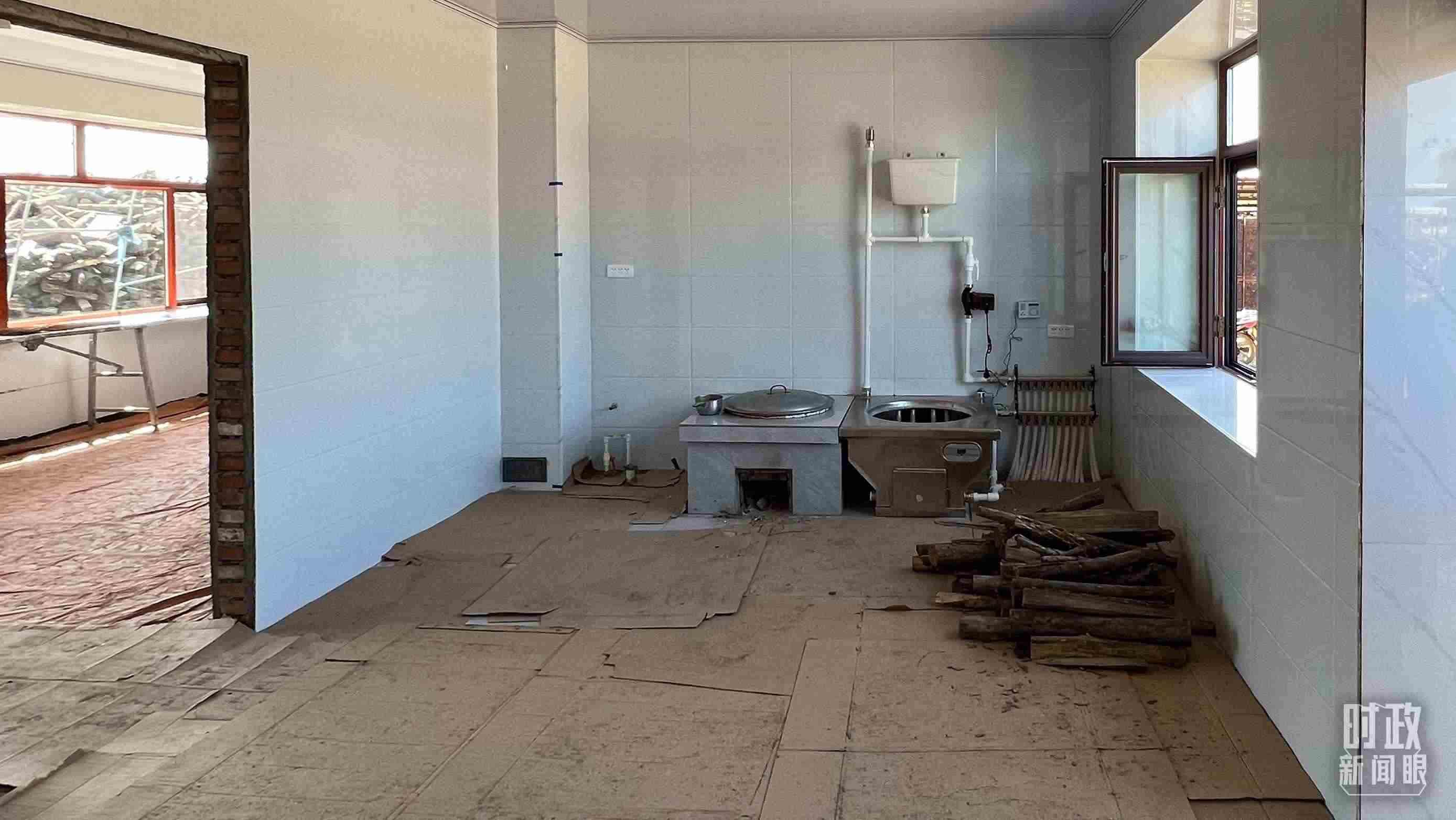 △龍王廟村內(nèi)，受災(zāi)房屋內(nèi)部正在進(jìn)行翻修。（總臺(tái)央視記者邢彬拍攝）