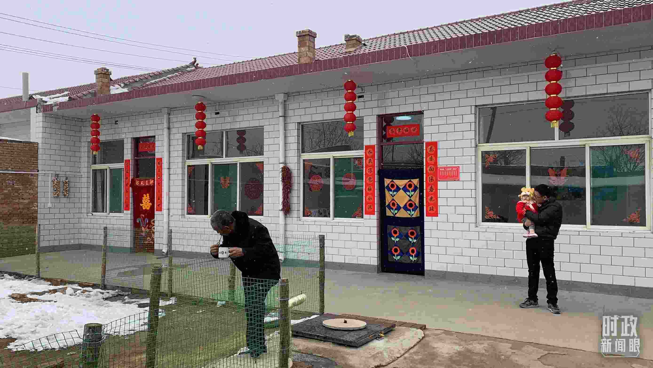 △ 當(dāng)年春節(jié)來(lái)臨之前，馮南垣村受災(zāi)村民全部搬進(jìn)了新家。（總臺(tái)央視記者段德文拍攝）