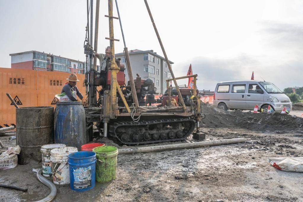 近日，在黑龍江省尚志市老街基鄉(xiāng)，施工人員正在作業(yè)。新華社記者 謝劍飛 攝