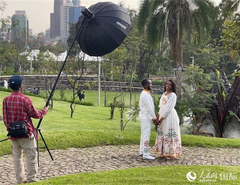 一對(duì)新人在友誼廣場(chǎng)拍照。人民網(wǎng)記者 趙艷紅攝