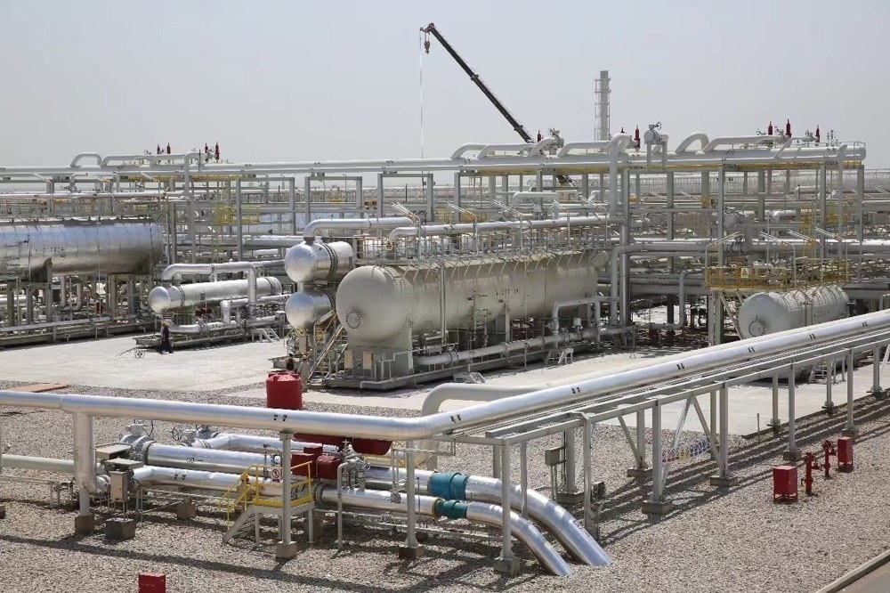 圖為位于伊拉克米桑省阿瑪拉市，由中國石油、道達爾、馬來西亞石油合資建設(shè)的哈法亞油田油氣處理站。中國石油哈法亞公司/供圖