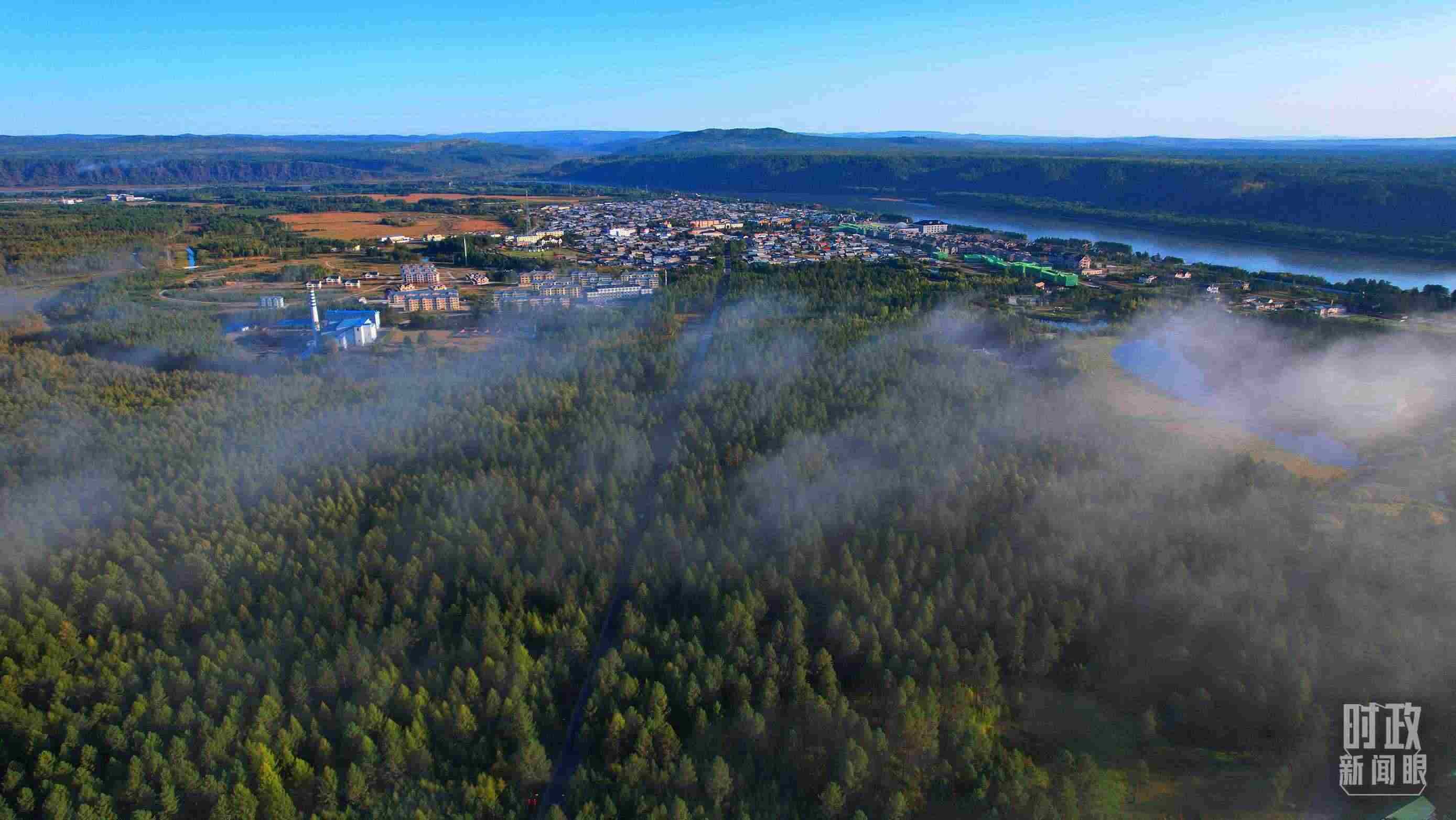 △薄霧籠罩的漠河林場(chǎng)。（總臺(tái)央視記者范凱拍攝）