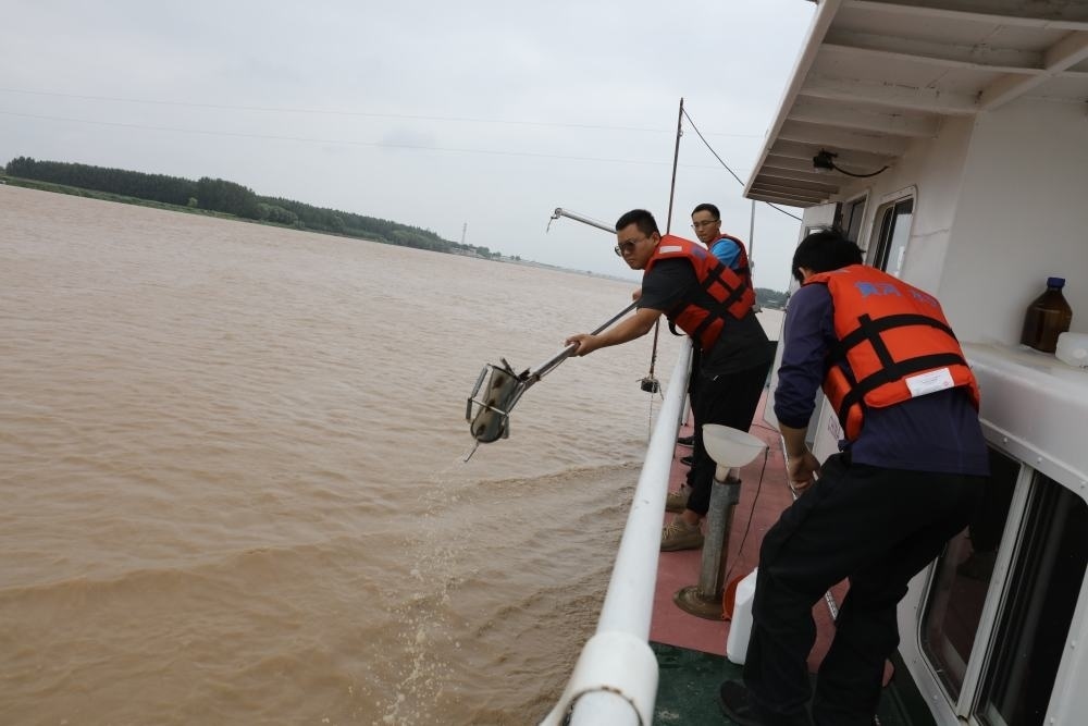2023年6月29日，調(diào)水調(diào)沙期間，黃河下游利津水文站工作人員在進(jìn)行取沙作業(yè)。新華社記者 劉詩平 攝