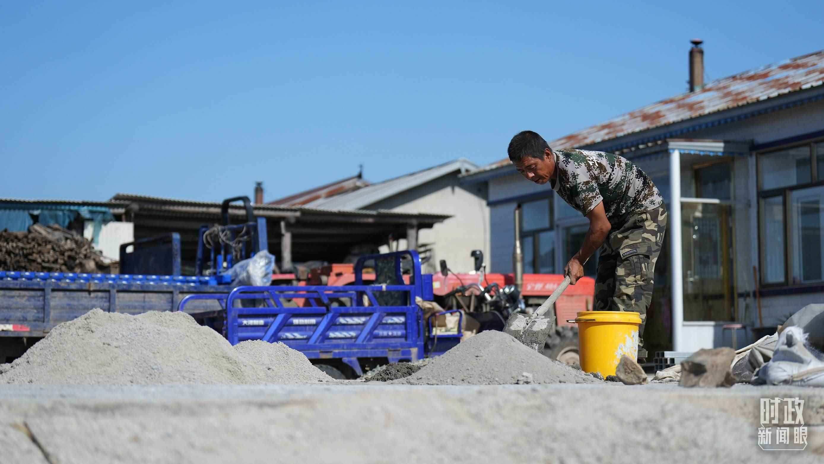 △龍王廟村的災(zāi)后恢復(fù)重建正加緊推進(jìn)。（總臺(tái)國(guó)廣記者李晉拍攝）
